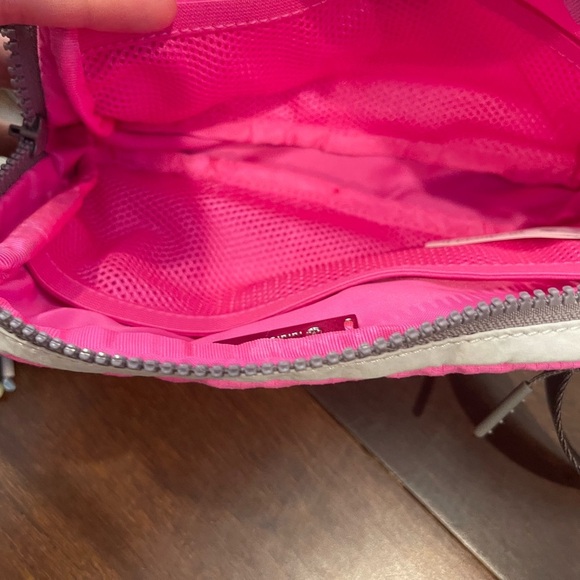 lululemon everwhere belt bag pow pink light/lunar rock/chrome sold out - Picture 6 of 11